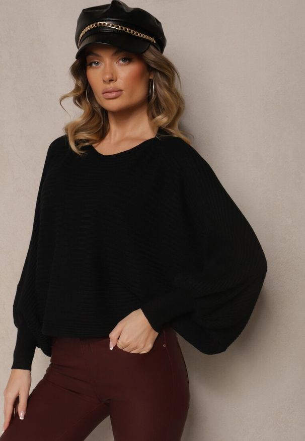 Renee - Czarny Sweter z Wiskozą w Stylu Nietoperza Almeti. Okazja: do pracy. Kolor: czarny. Materiał: wiskoza. Długość rękawa: długi rękaw. Długość: długie