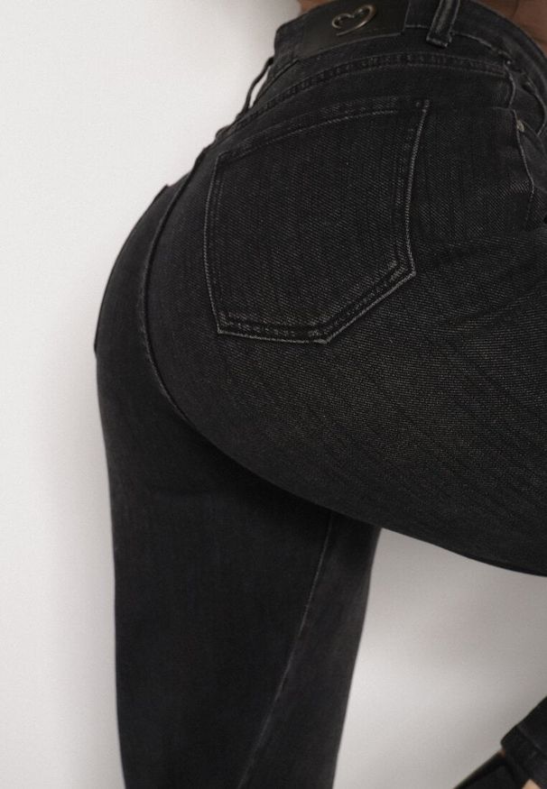 Born2be - Czarne Jeansy Mom Fit z Wysokim Stanem z Domieszką Wiskozy Aclonna. Okazja: na co dzień. Stan: podwyższony. Kolor: czarny. Styl: casual, elegancki