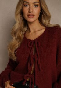 Renee - Bordowy Kardigan z Wełną o Kroju Oversize z Wiązanymi Kokardami Elearina. Okazja: na co dzień. Typ kołnierza: kokarda. Kolor: czerwony. Materiał: wełna. Styl: street, elegancki, casual #3