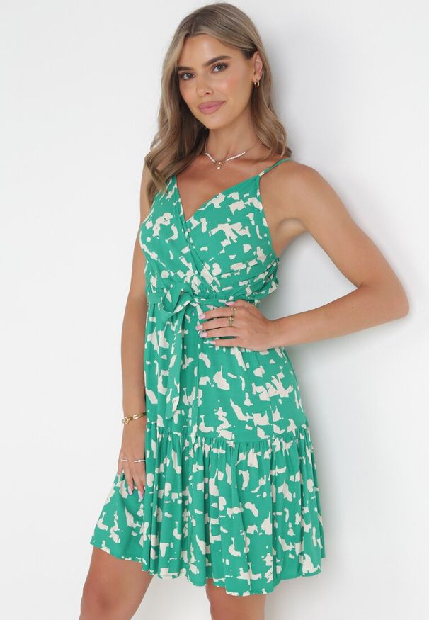 Born2be - Zielona Wiskozowa Sukienka Mini na Ramiączkach z Gumką w Pasie Bloonits. Typ kołnierza: dekolt kopertowy. Kolor: zielony. Materiał: wiskoza. Długość rękawa: na ramiączkach. Typ sukienki: rozkloszowane, kopertowe. Długość: mini