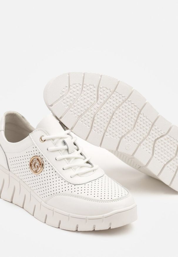 Renee - Białe Skórzane Sneakersy z Metaliczną Ozdobą i Skórzaną Wkładką Milothra. Okazja: na co dzień. Nosek buta: okrągły. Zapięcie: sznurówki. Kolor: biały. Materiał: skóra. Wzór: aplikacja. Obcas: na płaskiej podeszwie