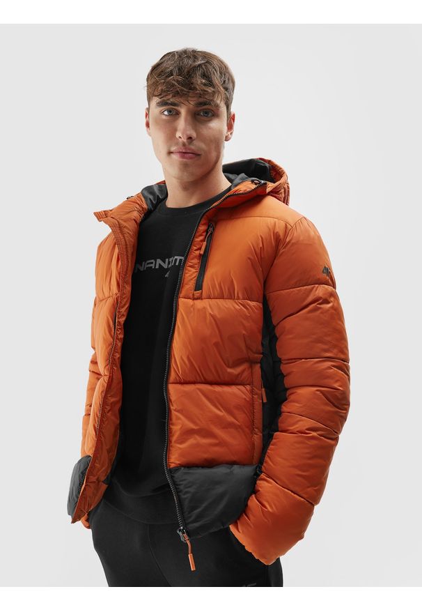4f - Kurtka puchowa z wypełnieniem syntetycznym męska - pomarańczowa. Typ kołnierza: kołnierzyk stójkowy, kaptur. Kolor: pomarańczowy. Materiał: syntetyk, puch