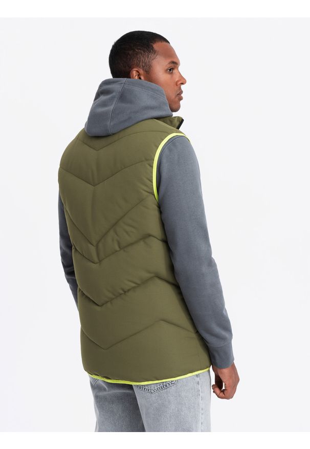 Ombre Clothing - Pikowany bezrękawnik męski z neonowymi akcentami – oliwkowy V5. Typ kołnierza: kołnierzyk stójkowy. Kolor: oliwkowy. Materiał: guma, tkanina, poliester, materiał, syntetyk. Długość rękawa: bez rękawów. Wzór: aplikacja