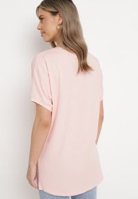 Born2be - Różowy T-shirt z Krótkimi Rękawami i Dłuższym Tyłem Cercisa. Kolor: różowy. Materiał: dzianina. Długość rękawa: krótki rękaw. Długość: krótkie #4