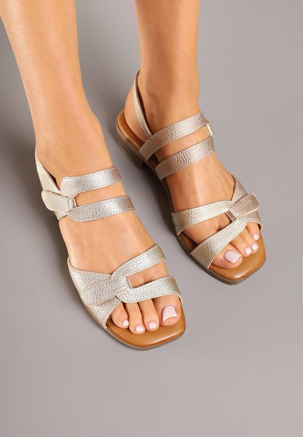 Born2be - Złote Sandały z Geometrycznymi Paskami Nevaelle. Okazja: na co dzień. Zapięcie: pasek. Kolor: złoty. Wzór: geometria. Sezon: lato. Styl: elegancki, casual