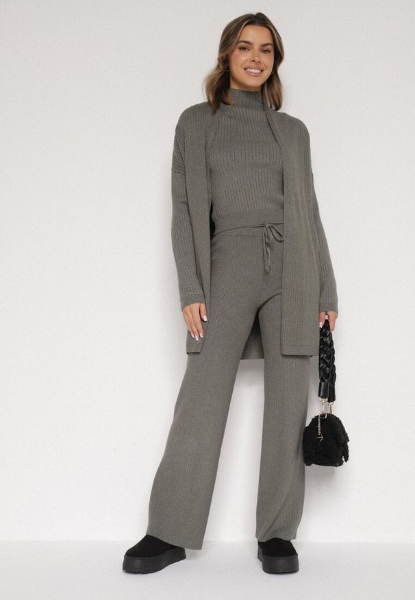 Born2be - Ciemnozielony Dzianinowy Komplet z Wiskozą Spodnie Bluzka z Półgolfem i Kardigan Vetisena. Kolor: zielony. Materiał: wiskoza, dzianina