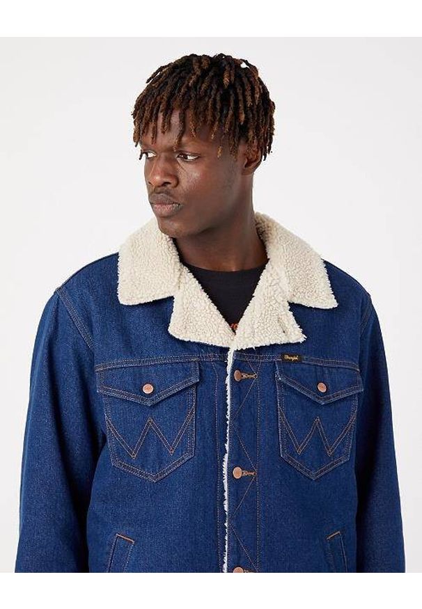 Wrangler - WRANGLER WRANGE SHERPA JACKET MĘSKA KURTKA JEANSOWA RETRO BLUE W445AR071 112324494. Typ kołnierza: bez kaptura. Materiał: jeans. Długość rękawa: długi rękaw. Długość: długie. Styl: retro