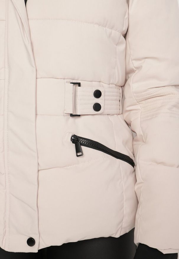 Born2be - Jasnobeżowa Pikowana Kurtka z Odpinanym Futerkiem i Kapturem Ozdobiona Paskiem Vortiona. Okazja: na co dzień. Kolor: beżowy. Materiał: futro. Wzór: aplikacja. Styl: casual, elegancki