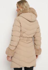 Born2be - Ciemnobeżowa Pikowana Kurtka Zimowa z Paskiem i Futerkowymi Obszyciami z Możliwością Odpięcia Hedirra. Okazja: na co dzień. Kolor: beżowy. Materiał: jeans. Sezon: zima. Styl: casual, elegancki #5