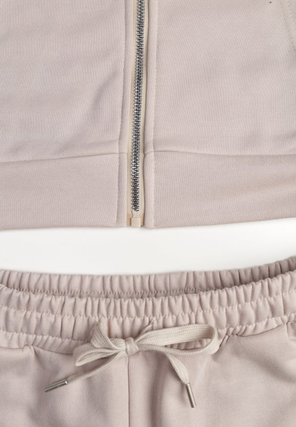 Born2be - Beżowy Bawełniany Komplet Dresowy Bluza z Kapturem i Spodnie Dzwony Nanre. Kolor: beżowy. Materiał: bawełna, dresówka. Wzór: aplikacja