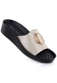 POTOCKI - Klapki damskie na platformie złote Potocki 43326. Kolor: złoty. Materiał: skóra ekologiczna. Obcas: na platformie #1