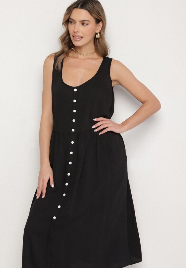 Born2be - Czarna Wiskozowa Sukienka o Rozkloszowanym Kroju z Guzikami Natesana. Okazja: na spacer, na co dzień. Kolor: czarny. Materiał: wiskoza. Typ sukienki: proste. Styl: casual