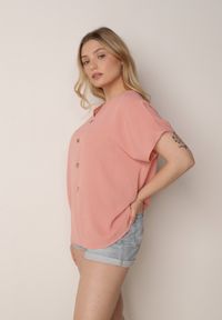 Born2be - Różowa Bluzka z Bawełną o Nietoperzowym Kroju z Guzikami Mistwin. Okazja: do pracy, na co dzień. Kolor: różowy. Materiał: bawełna. Styl: klasyczny, casual #2