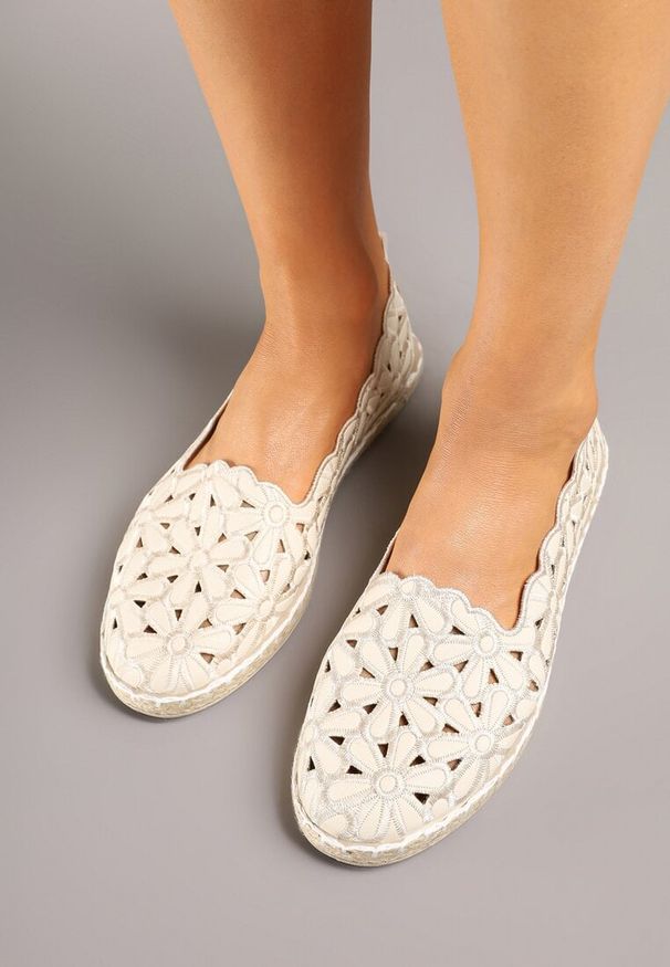 Born2be - Beżowe Espadryle z Ażurową Cholewką i Ozdobnymi Przeszyciami Borkia. Okazja: na co dzień, na spotkanie biznesowe, do pracy. Kolor: beżowy. Szerokość cholewki: normalna. Wzór: ażurowy. Sezon: lato. Obcas: na płaskiej podeszwie. Styl: biznesowy, elegancki, casual