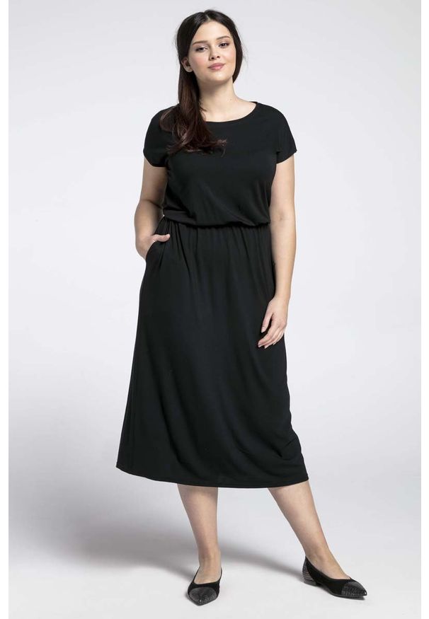 Nommo - Czarna Midi Sukienka Marszczona w Talii PLUS SIZE. Kolekcja: plus size. Kolor: czarny. Materiał: poliester, bawełna. Typ sukienki: dla puszystych. Długość: midi