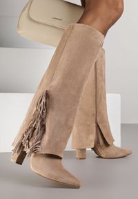 Renee - Ciemnobeżowe Kozaki na Słupkowym Obcasie z Cholewką Imitującą Nogawkę z Frędzlami Linafela. Kolor: beżowy. Materiał: koronka, zamsz. Szerokość cholewki: normalna. Obcas: na obcasie. Styl: elegancki. Wysokość obcasa: średni #1