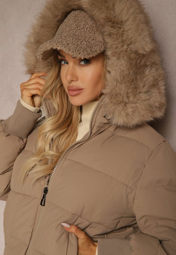 Renee - Ciemnobeżowa Kurtka z Pikowaniem i Szerokimi Ściągaczami Zdobiona Futrem przy Kapturze Inilora. Okazja: na co dzień. Kolor: beżowy. Materiał: futro. Wzór: aplikacja. Styl: casual, elegancki