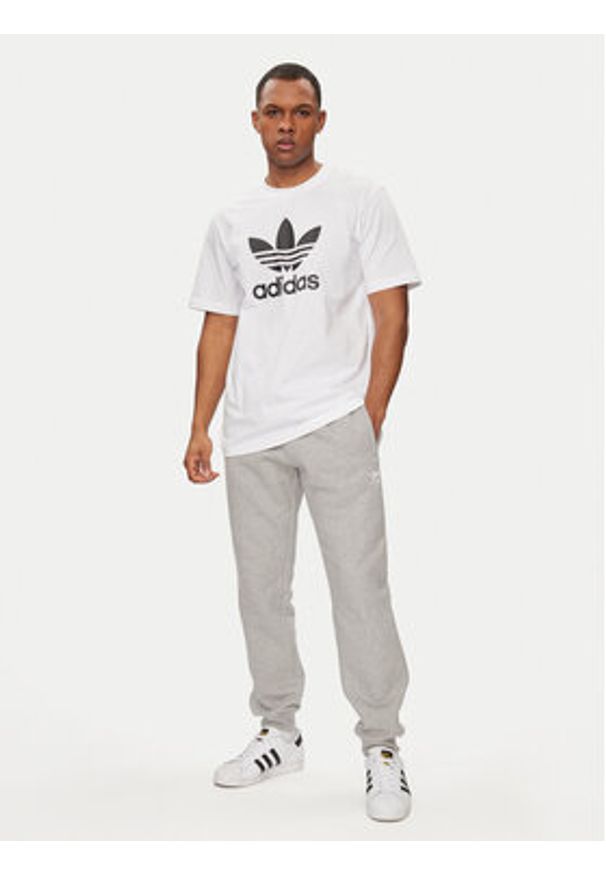 Adidas - adidas T-Shirt adicolor Trefoil IV5353 Biały Regular Fit. Kolor: biały. Materiał: bawełna