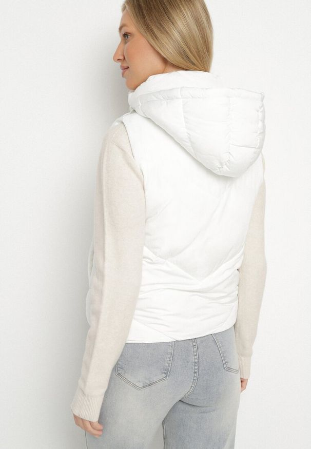 Born2be - Biała Klasyczna Kamizelka z Pikowanymi Przeszyciami i Kapturem Ollera. Okazja: na co dzień. Typ kołnierza: kaptur. Kolor: biały. Materiał: jeans. Styl: klasyczny
