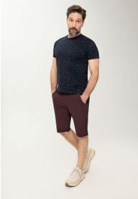 Volcano - Burgundowe szorty męskie typu chino P-TROSS. Kolekcja: plus size. Kolor: czerwony. Materiał: bawełna, materiał, tkanina, elastan. Długość: krótkie. Wzór: ze splotem. Sezon: lato, wiosna. Styl: elegancki