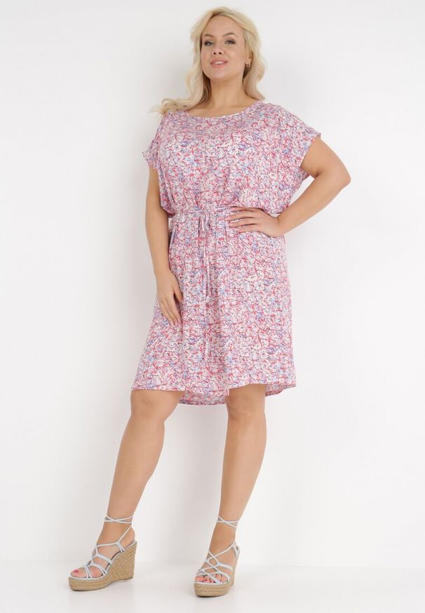 Born2be - Czerwona Sukienka Nicysios. Kolekcja: plus size. Kolor: czerwony. Wzór: kwiaty, aplikacja. Typ sukienki: dla puszystych. Materiał: wiskoza. Długość rękawa: bez rękawów. Sezon: wiosna, lato. Styl: klasyczny. Długość: mini