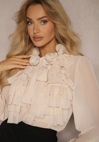 Renee - Beżowa Prześwitująca Koszula z Falbankami i Kwiatowym Zdobieniem przy Dekolcie Raivona. Okazja: na co dzień. Typ kołnierza: kołnierz z falbankami. Kolor: beżowy. Materiał: jeans, materiał. Wzór: aplikacja, kwiaty. Styl: elegancki, casual #3