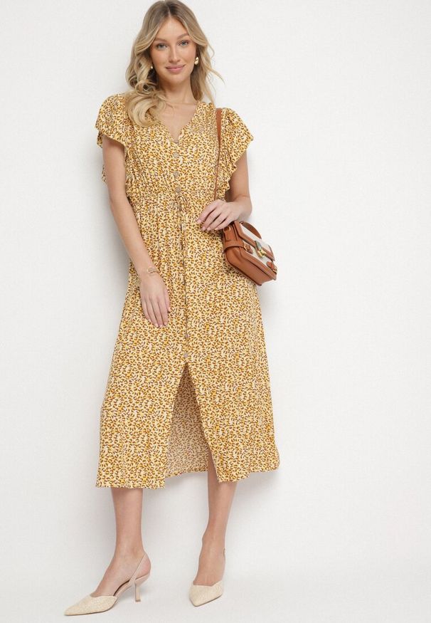 Born2be - Żółta Bawełniana Sukienka Rozkloszowana w Cętki z Ozdobnymi Guzikami Alulune. Okazja: na co dzień. Typ kołnierza: dekolt w kształcie V. Kolor: żółty. Materiał: bawełna. Długość rękawa: krótki rękaw. Styl: casual, elegancki