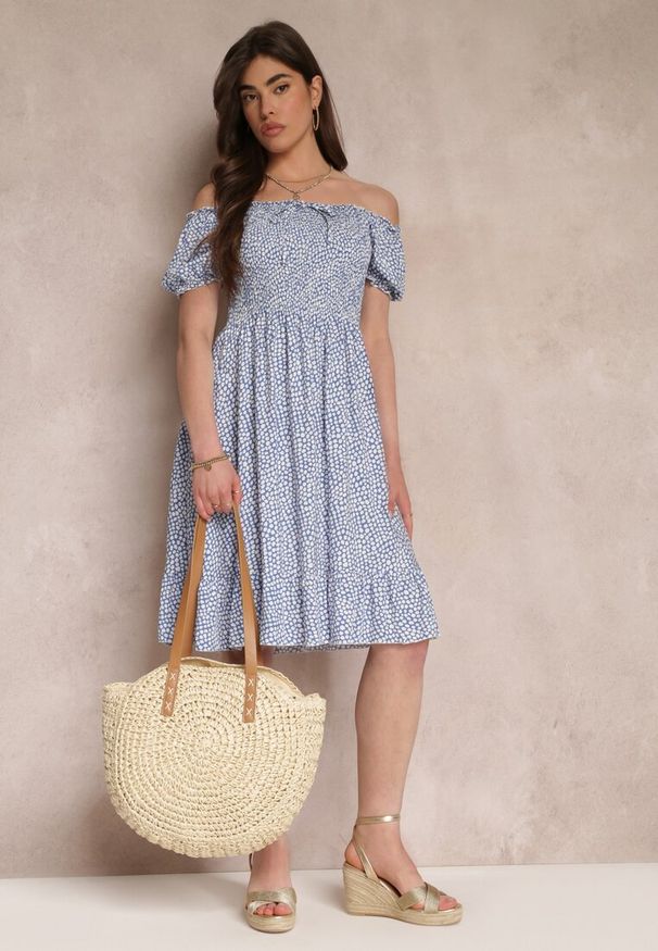 Renee - Niebieska Sukienka Midi o Fasonie Bawełnianej Hiszpanki Nairo. Okazja: na co dzień. Typ kołnierza: dekolt hiszpanka. Kolor: niebieski. Materiał: bawełna. Styl: elegancki, casual. Długość: midi