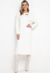 Born2be - Biała Sukienka Midi o Pudełkowym Fasonie z Wycięciem przy Dekolcie Diamantino. Kolor: biały. Styl: elegancki. Długość: midi #1