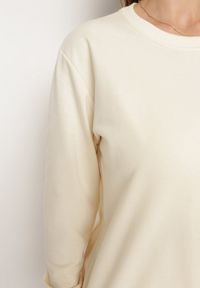 Born2be - Jasnobeżowa Klasyczna Bluza Wkładana przez Głowę Fosemia. Okazja: na co dzień. Kolor: beżowy. Długość rękawa: długi rękaw. Długość: długie. Styl: klasyczny #5