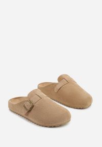 Born2be - Ciemnobeżowe Klapki Typu Mule z Imitacji Zamszu z Paskiem z Klamerką Anevitta. Okazja: na co dzień, na spacer. Kolor: beżowy. Materiał: zamsz. Styl: klasyczny, casual, elegancki #6