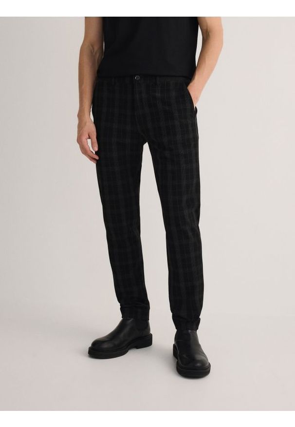 Reserved - Spodnie chino slim fit w kratę - czarny. Kolor: czarny. Materiał: wiskoza, tkanina