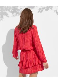 JUST PAUL - Czerwona sukienka mini z falbanami Miami. Kolor: czerwony. Materiał: wiskoza. Długość rękawa: długi rękaw. Wzór: geometria, nadruk. Długość: mini