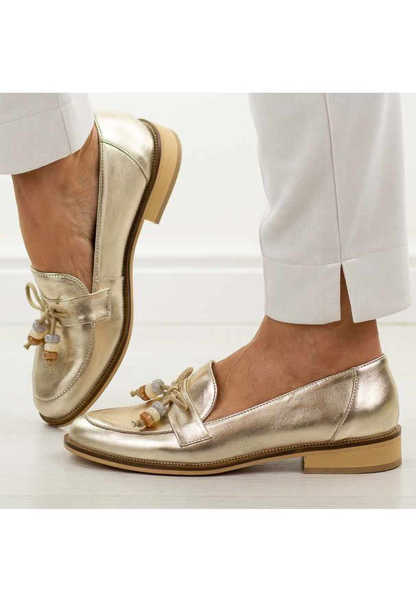 DEONI - Złote skórzane Polskie mokasyny damskie Deoni D042. Okazja: na co dzień. Kolor: złoty. Materiał: skóra. Szerokość cholewki: normalna. Sezon: wiosna, jesień, lato. Styl: casual, elegancki, klasyczny