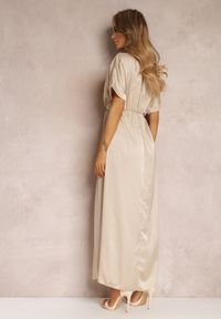 Renee - Jasnobeżowa Sukienka Satynowa Cythora. Typ kołnierza: dekolt w serek. Kolor: beżowy. Materiał: satyna. Długość rękawa: krótki rękaw. Styl: elegancki. Długość: maxi #4