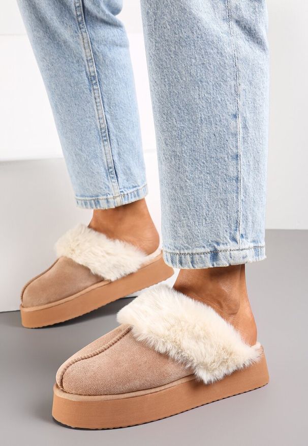 Renee - Ciemnobeżowe Kapcie z Imitacji Zamszu na Platformie z Futerkiem i Pionowym Przeszyciem Silvara. Kolor: beżowy. Materiał: futro, zamsz. Wzór: aplikacja. Obcas: na platformie