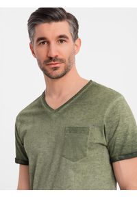 Ombre Clothing - Bawełniany męski t-shirt V-neck z dzianiny z efektem sprania - oliwkowy V9 OM-TSWT-0242 - XXL. Okazja: na co dzień. Typ kołnierza: dekolt w serek. Kolor: oliwkowy. Materiał: dzianina, bawełna. Wzór: melanż. Styl: klasyczny, vintage, casual #7