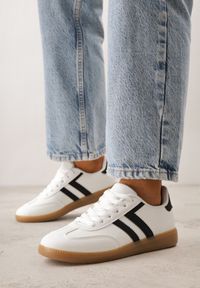 Born2be - Białe Sneakersy w Stylu Kultowych Tenisówek Genenor. Okazja: na spacer. Kolor: biały. Materiał: jeans, dresówka. Sport: turystyka piesza #1