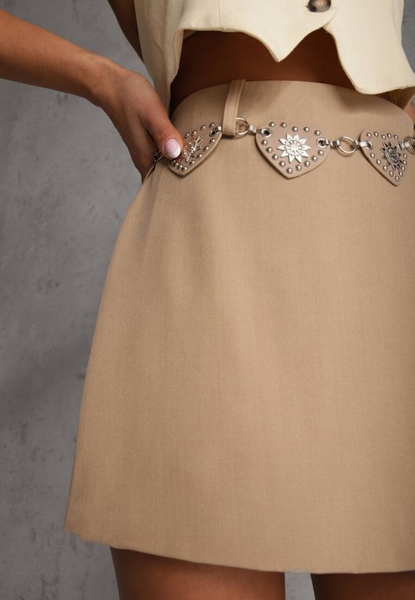 Renee - Beżowe Spódnico-Szorty z Metalicznymi Sercami przy Łańcuszku Meztila. Kolor: beżowy