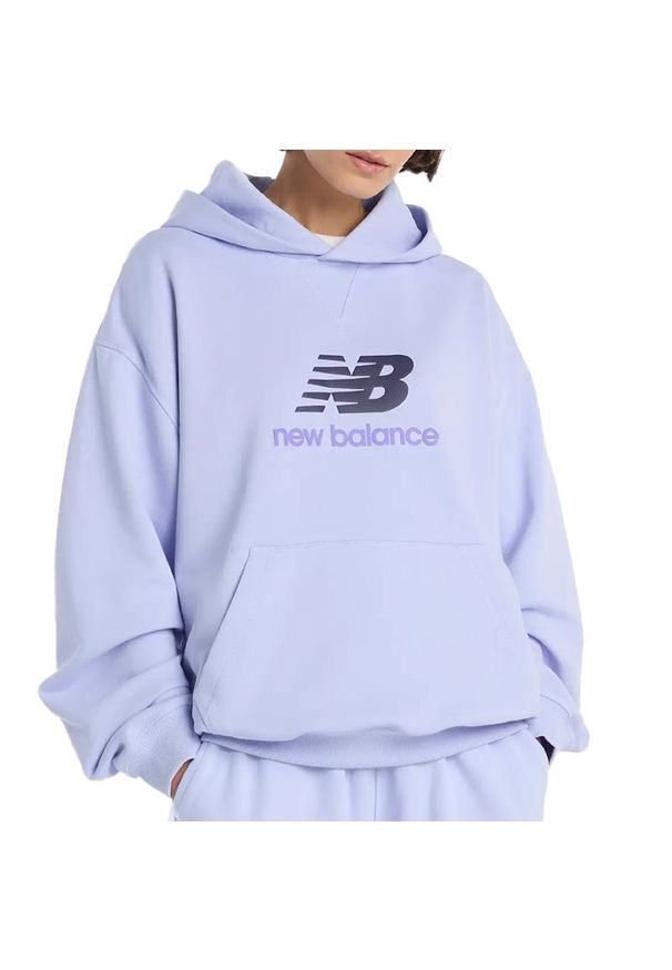 Bluza damska New Balance WT51501DYK - fioletowa. Okazja: na co dzień. Kolor: fioletowy. Materiał: prążkowany, bawełna, materiał, dresówka. Styl: casual, klasyczny