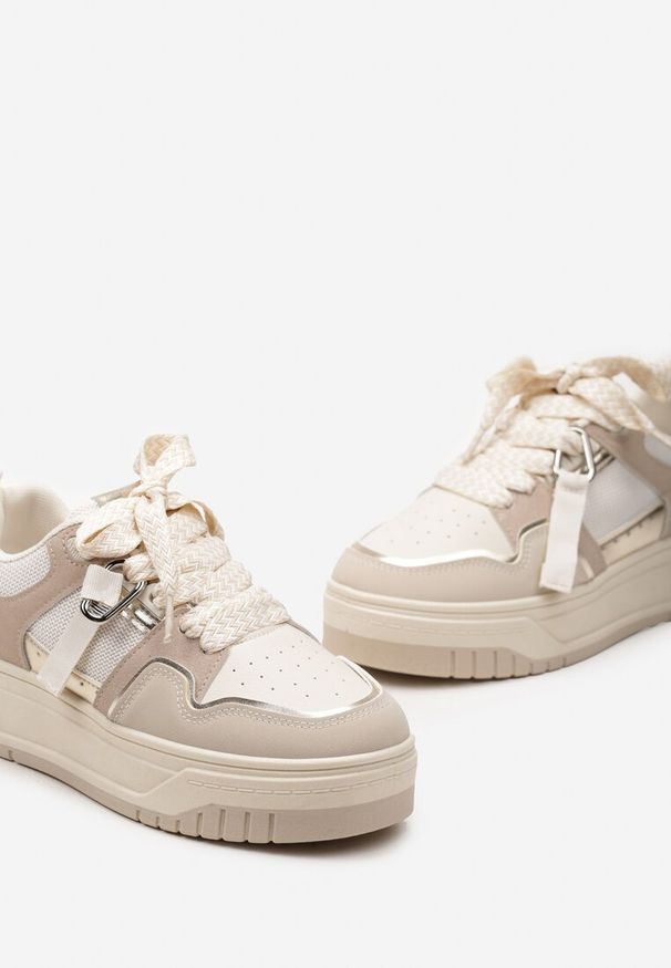 Born2be - Ciemnobeżowe Sneakersy na Grubej Podeszwie z Ozdobnymi Sznurówkami i Zawieszką Xalenia. Okazja: na co dzień. Nosek buta: okrągły. Zapięcie: sznurówki. Kolor: beżowy. Materiał: jeans