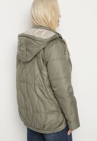 Born2be - Zielona Pikowana Kurtka z Odpinanym Kapturem i Kieszeniami Vilbia. Okazja: na co dzień, na spacer. Kolekcja: plus size. Kolor: zielony. Materiał: jeans, poliester. Styl: sportowy, elegancki, casual