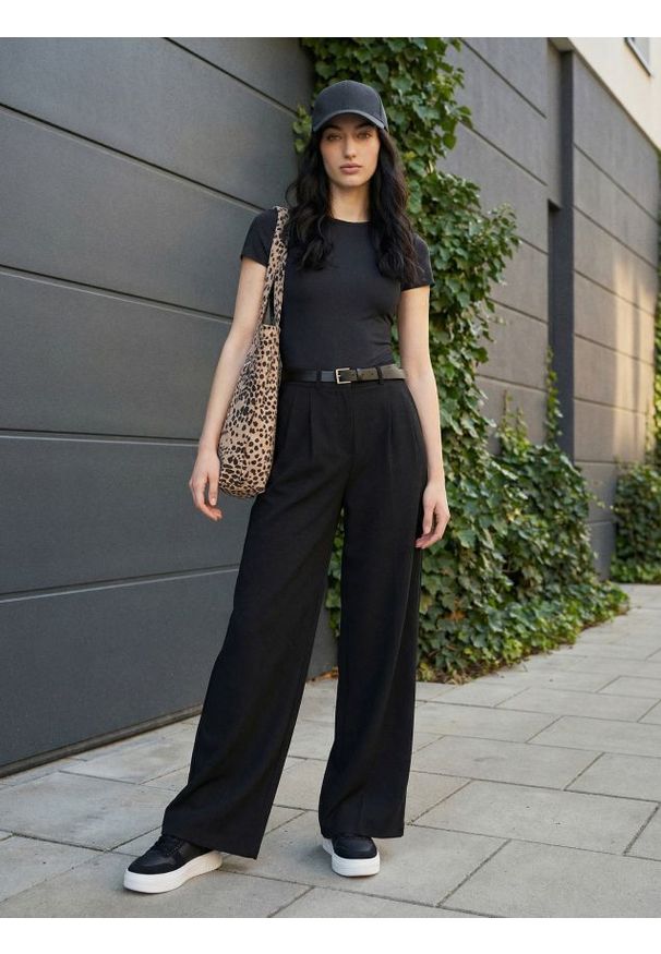 Sinsay - Gładkie body basic z krótkim rękawem - czarny. Kolor: czarny. Długość rękawa: krótki rękaw. Długość: krótkie. Wzór: gładki