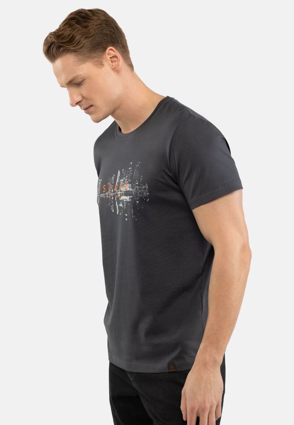 Volcano - T-shirt z printem T-SIR. Kolekcja: plus size. Kolor: szary. Materiał: jeans, bawełna, materiał. Długość rękawa: krótki rękaw. Długość: krótkie. Wzór: nadruk. Styl: klasyczny