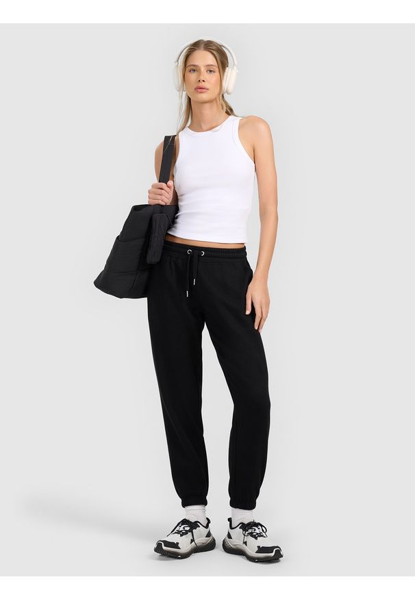 4f - 4F Spodnie dresowe joggery damskie - czarne S. Stan: podwyższony. Kolor: czarny. Materiał: dresówka. Długość: długie