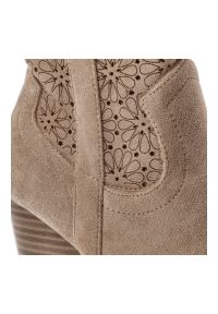 Beżowe Botki S.Barski Modne Obuwie Damskie Na Obcasie. Okazja: na co dzień. Zapięcie: zamek. Kolor: beżowy. Szerokość cholewki: normalna. Wzór: ażurowy, aplikacja, kwiaty. Materiał: jeans, materiał. Obcas: na obcasie. Styl: klasyczny, casual, elegancki, boho. Wysokość obcasa: średni #7