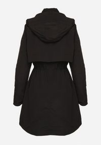 Born2be - Czarna Kurtka Parka z Kapturem Odpinanym w Stylu Utility Janiora. Okazja: na co dzień. Typ kołnierza: kaptur. Kolor: czarny. Długość rękawa: długi rękaw. Długość: długie. Styl: klasyczny, casual #2