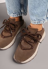 Renee - Brązowe Zamszowe Sneakersy z Wkładką ze Skóry Naturalnej Dolavienne. Okazja: na co dzień. Kolor: brązowy. Materiał: zamsz, skóra