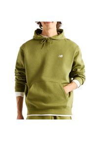 Bluza męska New Balance MT41511GEE - zielona. Okazja: na co dzień. Kolor: zielony. Materiał: dresówka, poliester, bawełna, tkanina. Wzór: aplikacja. Styl: casual, klasyczny #1