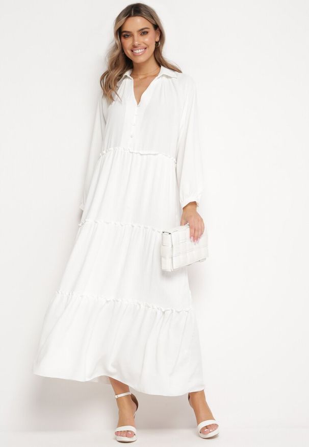 Born2be - Biała Sukienka Maxi Rozkloszowana z Kołnierzykiem i Falbankami Eweneme. Typ kołnierza: kołnierz z falbankami. Kolor: biały. Typ sukienki: rozkloszowane. Długość: maxi